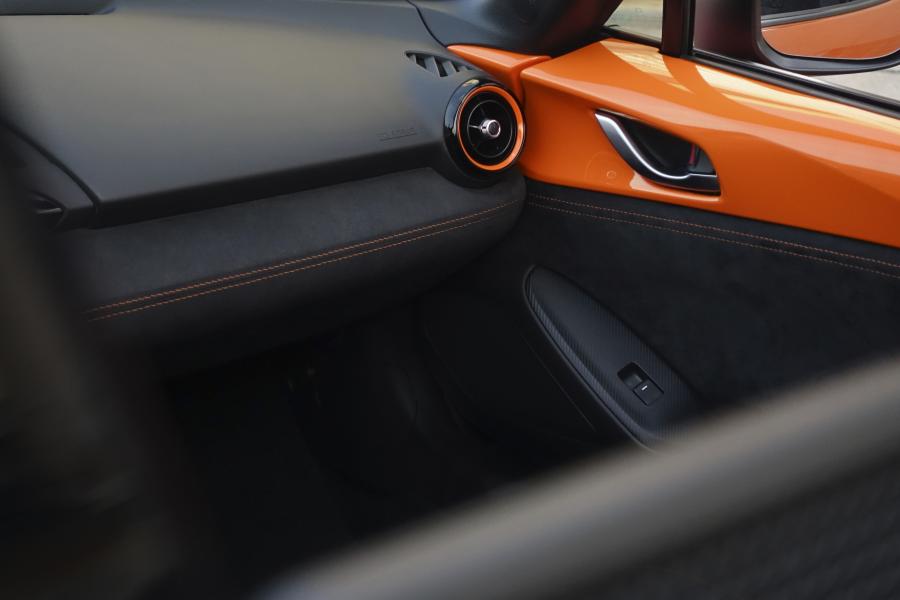 Детали интерьера Mazda MX-5 30th Anniversary (ND) 2019 года  (NA) (фото 3 из 7)